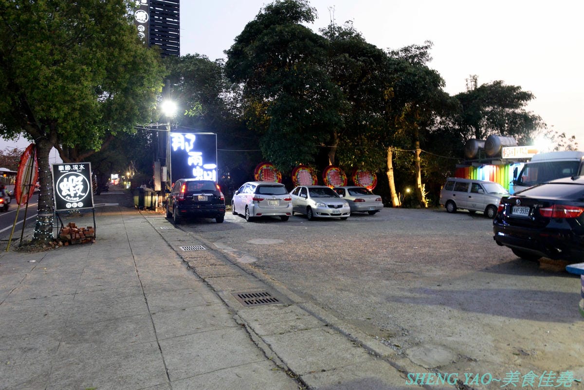 [台中龍井]那兩蚵 泰國流水蝦吃到飽 – 全台首家可以看夜景的流水泰國蝦吃到飽燒烤餐廳,人體工學設計LED變色水道,新鮮活跳跳泰國蝦挾好挾滿,除了泰國蝦還有多樣生猛海鮮食材無限供應,大推
