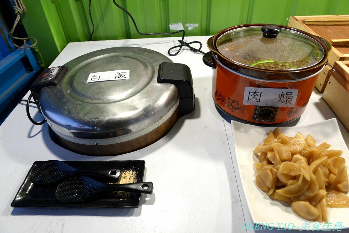 [台中龍井]那兩蚵 泰國流水蝦吃到飽 – 全台首家可以看夜景的流水泰國蝦吃到飽燒烤餐廳,人體工學設計LED變色水道,新鮮活跳跳泰國蝦挾好挾滿,除了泰國蝦還有多樣生猛海鮮食材無限供應,大推