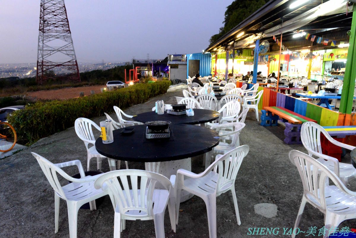 [台中龍井]那兩蚵 泰國流水蝦吃到飽 – 全台首家可以看夜景的流水泰國蝦吃到飽燒烤餐廳,人體工學設計LED變色水道,新鮮活跳跳泰國蝦挾好挾滿,除了泰國蝦還有多樣生猛海鮮食材無限供應,大推