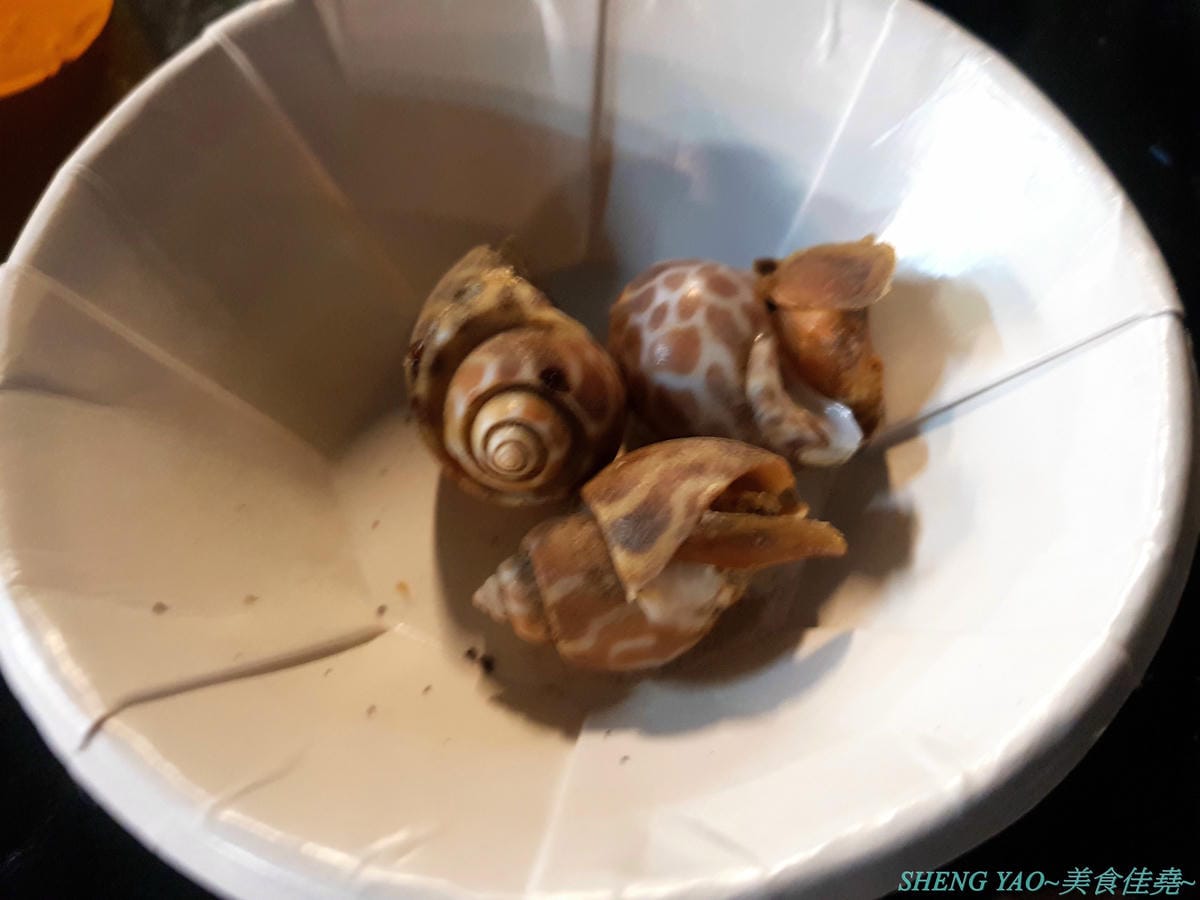 [台中龍井]那兩蚵 泰國流水蝦吃到飽 – 全台首家可以看夜景的流水泰國蝦吃到飽燒烤餐廳,人體工學設計LED變色水道,新鮮活跳跳泰國蝦挾好挾滿,除了泰國蝦還有多樣生猛海鮮食材無限供應,大推