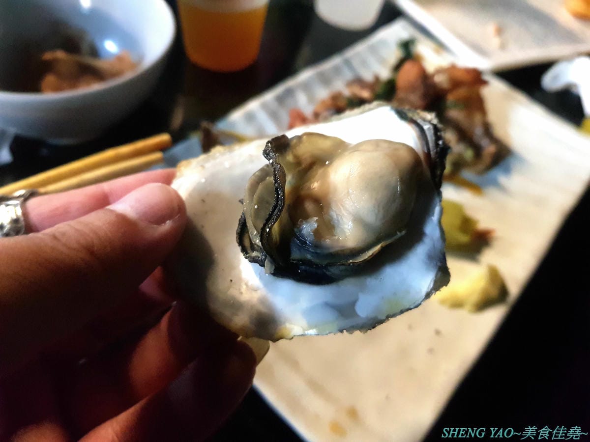 [台中龍井]那兩蚵 泰國流水蝦吃到飽 – 全台首家可以看夜景的流水泰國蝦吃到飽燒烤餐廳,人體工學設計LED變色水道,新鮮活跳跳泰國蝦挾好挾滿,除了泰國蝦還有多樣生猛海鮮食材無限供應,大推