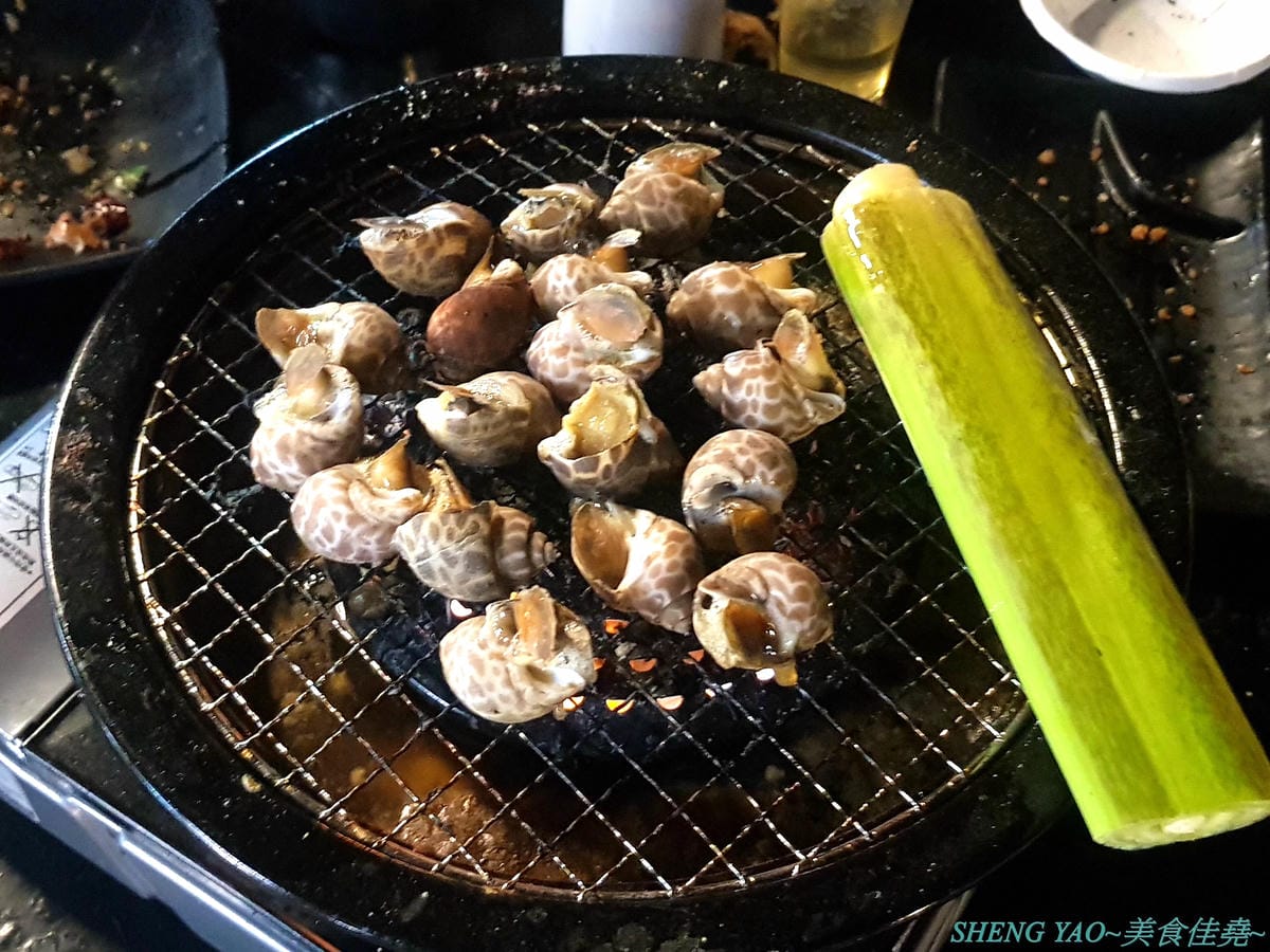 [台中龍井]那兩蚵 泰國流水蝦吃到飽 – 全台首家可以看夜景的流水泰國蝦吃到飽燒烤餐廳,人體工學設計LED變色水道,新鮮活跳跳泰國蝦挾好挾滿,除了泰國蝦還有多樣生猛海鮮食材無限供應,大推