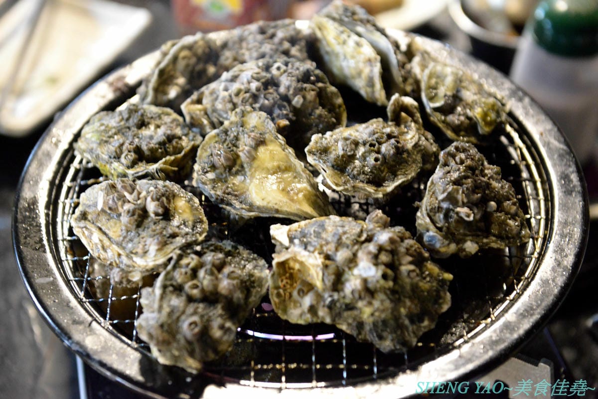 [台中龍井]那兩蚵 泰國流水蝦吃到飽 – 全台首家可以看夜景的流水泰國蝦吃到飽燒烤餐廳,人體工學設計LED變色水道,新鮮活跳跳泰國蝦挾好挾滿,除了泰國蝦還有多樣生猛海鮮食材無限供應,大推