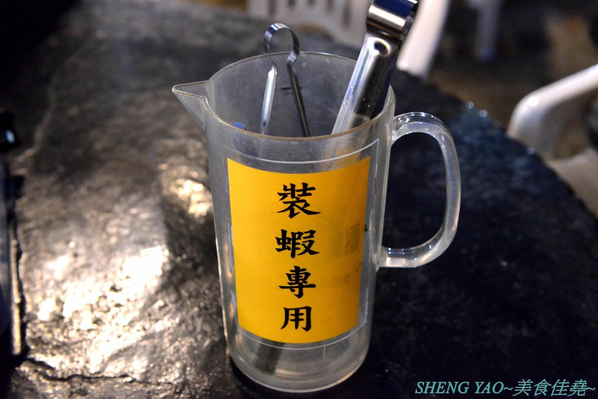 [台中龍井]那兩蚵 泰國流水蝦吃到飽 – 全台首家可以看夜景的流水泰國蝦吃到飽燒烤餐廳,人體工學設計LED變色水道,新鮮活跳跳泰國蝦挾好挾滿,除了泰國蝦還有多樣生猛海鮮食材無限供應,大推