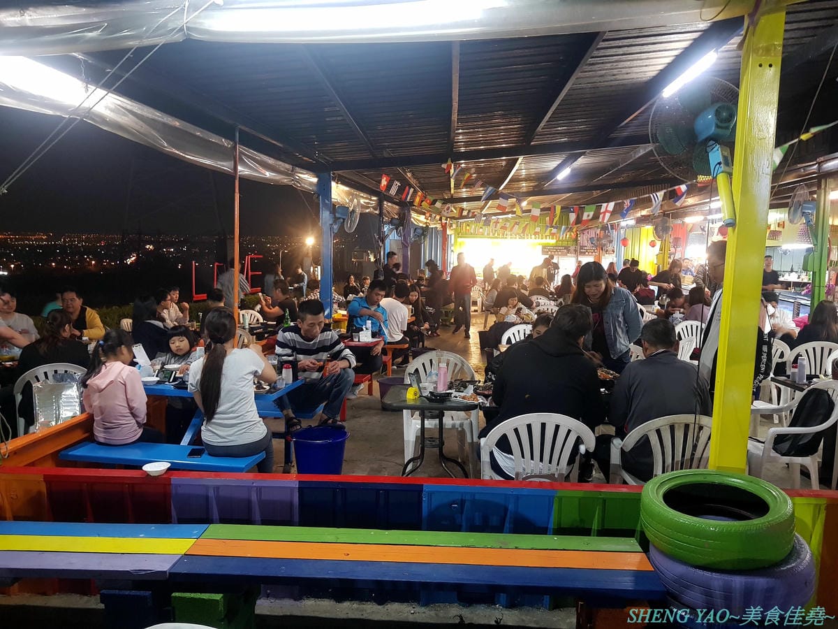 [台中龍井]那兩蚵 泰國流水蝦吃到飽 – 全台首家可以看夜景的流水泰國蝦吃到飽燒烤餐廳,人體工學設計LED變色水道,新鮮活跳跳泰國蝦挾好挾滿,除了泰國蝦還有多樣生猛海鮮食材無限供應,大推