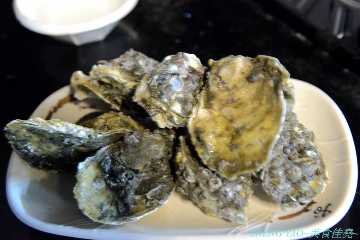 [台中龍井]那兩蚵 泰國流水蝦吃到飽 – 全台首家可以看夜景的流水泰國蝦吃到飽燒烤餐廳,人體工學設計LED變色水道,新鮮活跳跳泰國蝦挾好挾滿,除了泰國蝦還有多樣生猛海鮮食材無限供應,大推