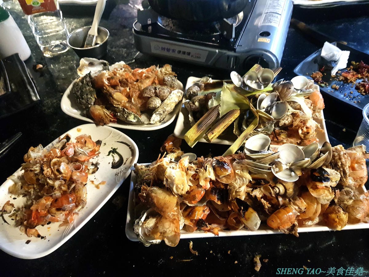 [台中龍井]那兩蚵 泰國流水蝦吃到飽 – 全台首家可以看夜景的流水泰國蝦吃到飽燒烤餐廳,人體工學設計LED變色水道,新鮮活跳跳泰國蝦挾好挾滿,除了泰國蝦還有多樣生猛海鮮食材無限供應,大推
