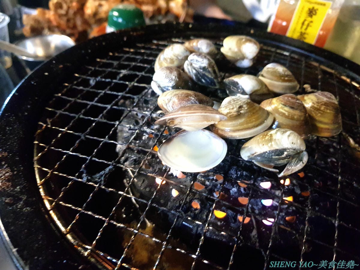 [台中龍井]那兩蚵 泰國流水蝦吃到飽 – 全台首家可以看夜景的流水泰國蝦吃到飽燒烤餐廳,人體工學設計LED變色水道,新鮮活跳跳泰國蝦挾好挾滿,除了泰國蝦還有多樣生猛海鮮食材無限供應,大推