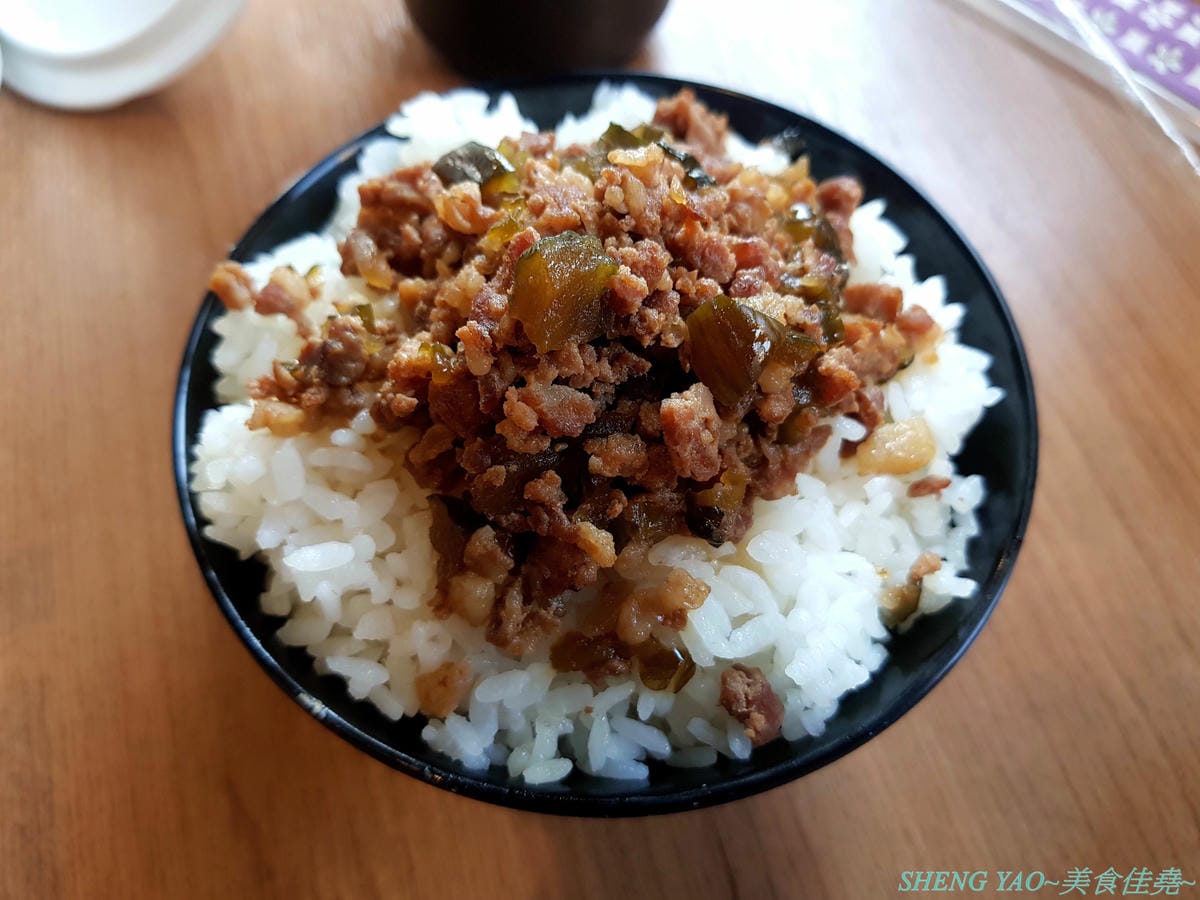 [台中沙鹿]櫃森森 – 海線沙鹿又一家網美IG打卡超漂亮貨櫃屋餐廳,店內店外別有洞天,仿學校教室用餐區、旋轉梯上二樓還有夜晚超夢幻星光閃閃玻璃屋,餐點套餐精緻豐富,甜筒打拋豬好特別,手搖