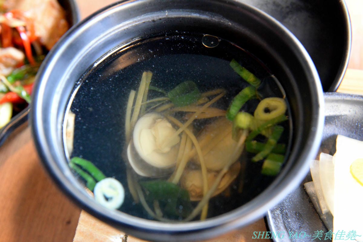 [台中沙鹿]櫃森森 – 海線沙鹿又一家網美IG打卡超漂亮貨櫃屋餐廳,店內店外別有洞天,仿學校教室用餐區、旋轉梯上二樓還有夜晚超夢幻星光閃閃玻璃屋,餐點套餐精緻豐富,甜筒打拋豬好特別,手搖