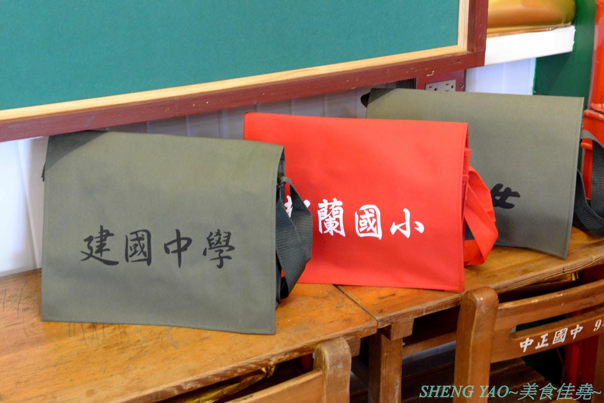 [台中沙鹿]櫃森森 – 海線沙鹿又一家網美IG打卡超漂亮貨櫃屋餐廳,店內店外別有洞天,仿學校教室用餐區、旋轉梯上二樓還有夜晚超夢幻星光閃閃玻璃屋,餐點套餐精緻豐富,甜筒打拋豬好特別,手搖