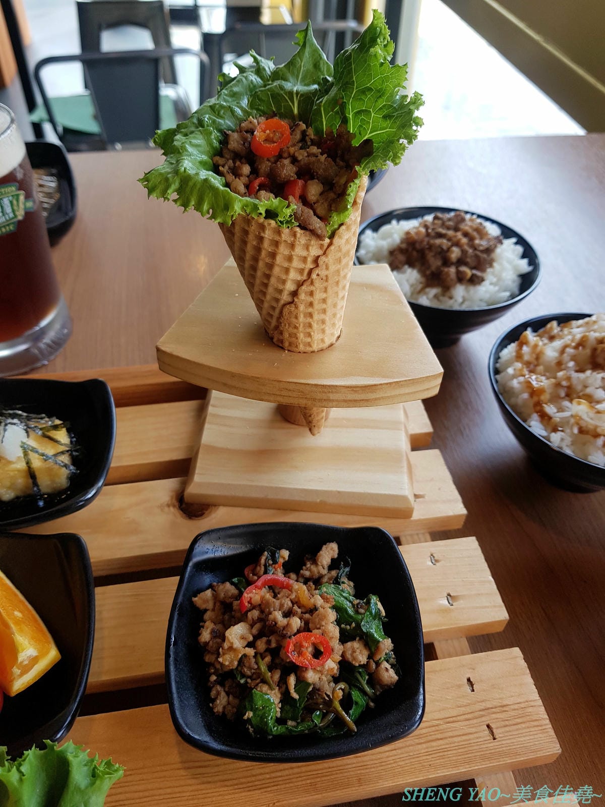 [台中沙鹿]櫃森森 – 海線沙鹿又一家網美IG打卡超漂亮貨櫃屋餐廳,店內店外別有洞天,仿學校教室用餐區、旋轉梯上二樓還有夜晚超夢幻星光閃閃玻璃屋,餐點套餐精緻豐富,甜筒打拋豬好特別,手搖
