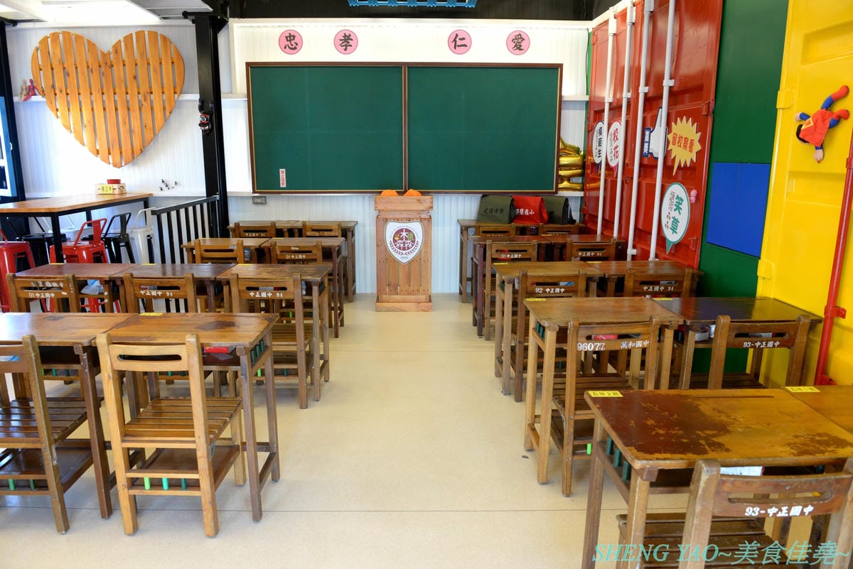 [台中沙鹿]櫃森森 – 海線沙鹿又一家網美IG打卡超漂亮貨櫃屋餐廳,店內店外別有洞天,仿學校教室用餐區、旋轉梯上二樓還有夜晚超夢幻星光閃閃玻璃屋,餐點套餐精緻豐富,甜筒打拋豬好特別,手搖