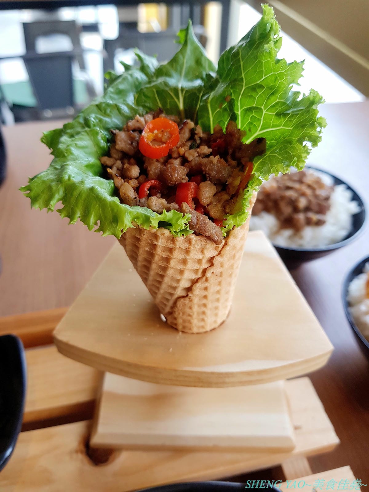 [台中沙鹿]櫃森森 – 海線沙鹿又一家網美IG打卡超漂亮貨櫃屋餐廳,店內店外別有洞天,仿學校教室用餐區、旋轉梯上二樓還有夜晚超夢幻星光閃閃玻璃屋,餐點套餐精緻豐富,甜筒打拋豬好特別,手搖