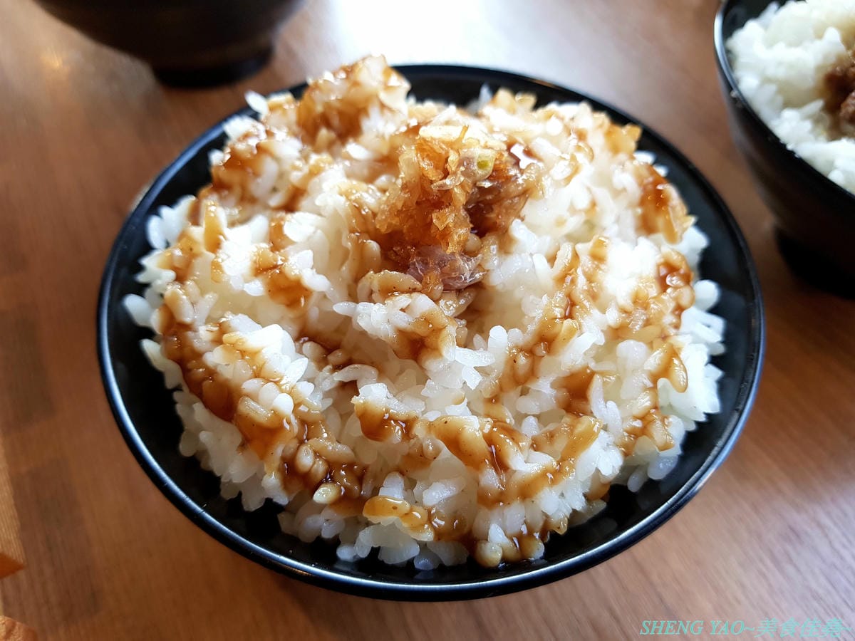 [台中沙鹿]櫃森森 – 海線沙鹿又一家網美IG打卡超漂亮貨櫃屋餐廳,店內店外別有洞天,仿學校教室用餐區、旋轉梯上二樓還有夜晚超夢幻星光閃閃玻璃屋,餐點套餐精緻豐富,甜筒打拋豬好特別,手搖
