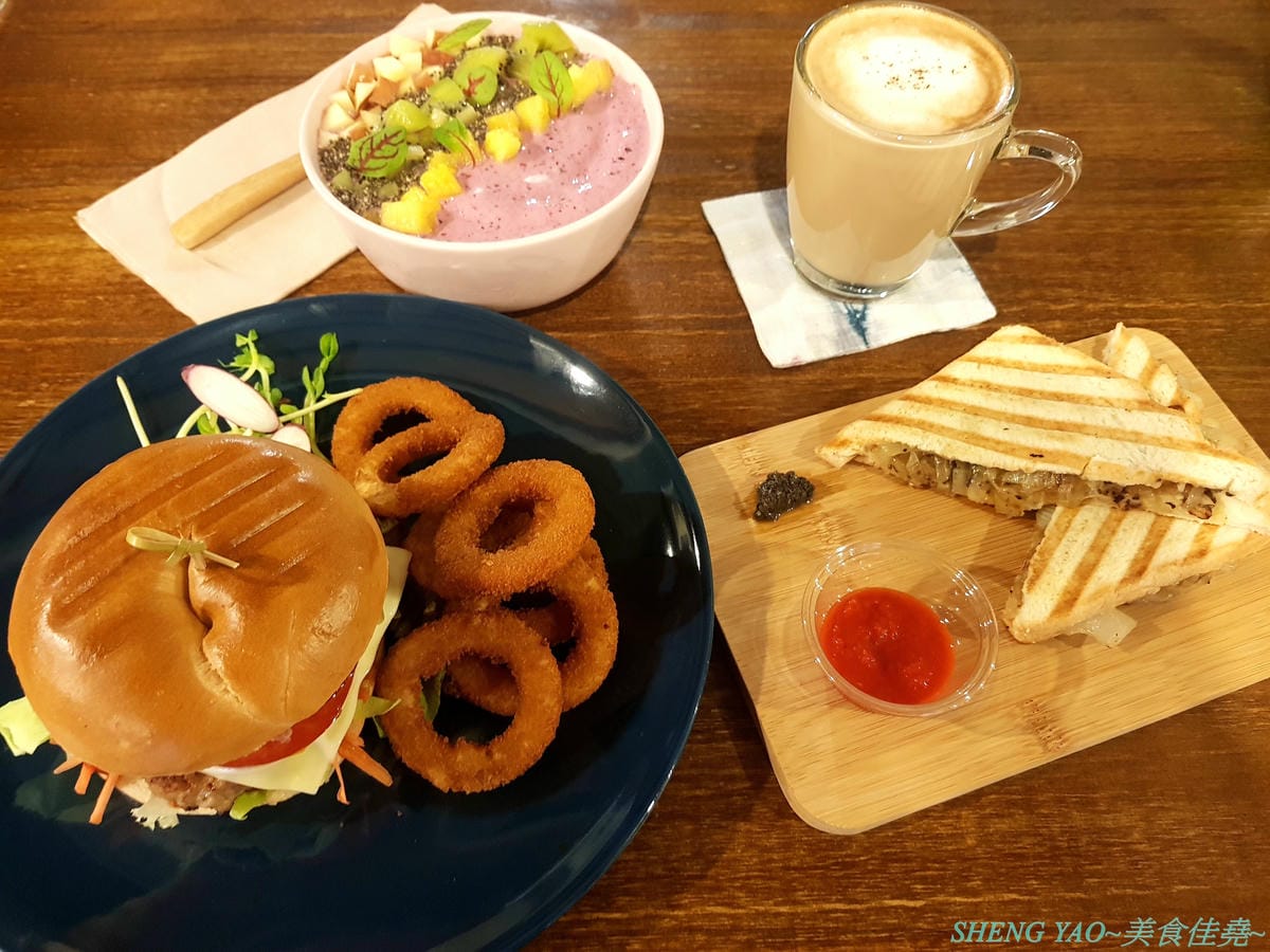 [台中清水]Dana Cantina – 海線清水超罕見澳洲風味為主的多國料理餐酒館,有賣澳洲流行早餐莓果碗,還有澳洲小白咖啡,餐點有特色,口味不錯,咖啡豆是義大利進口品牌,店家也是寵物友善餐廳,可以帶