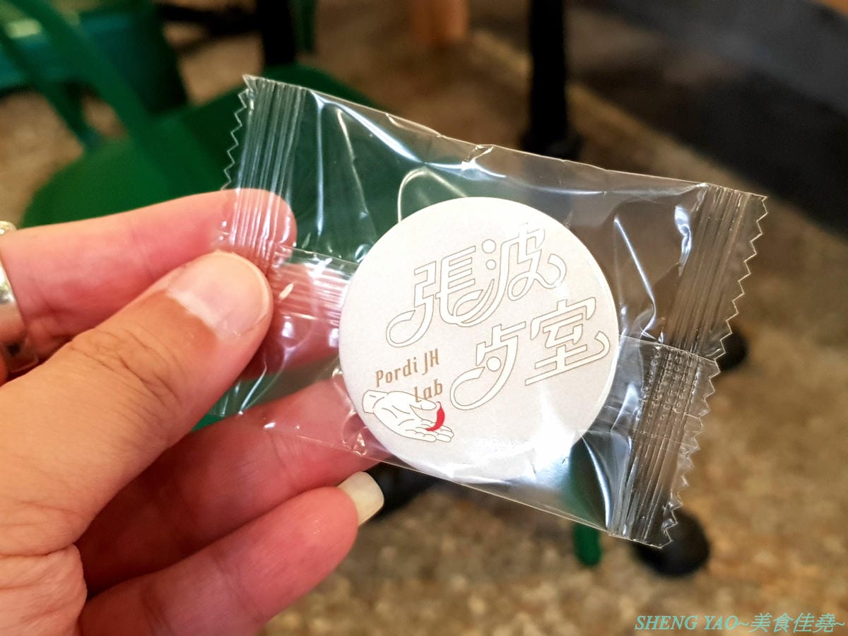 [台中西區]張波歺室 Pordi JH Lab – 名字很難讓人猜出賣啥麼東西的巷弄隱藏版泰國小吃店,兼具復古氣息和微叢林風的特色裝潢,泰式咖哩和泰式酸辣麵口味都好吃,百元出頭價位,C/P值相當不錯。