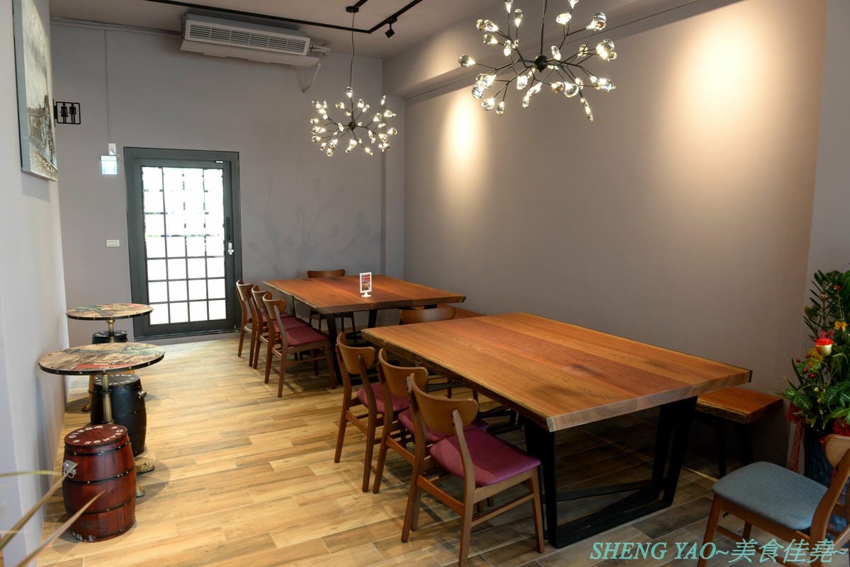 [台中清水]艾萊羅伊廚房 AileRoy Kitchen – 海線清水難得一見的質感裝潢義式餐廳,餐點帶有創意巧思,口味有特色,價格看似不便宜但份量很充足,建議升級套餐整個超級豐盛,用餐環境舒適有氣氛,隔壁