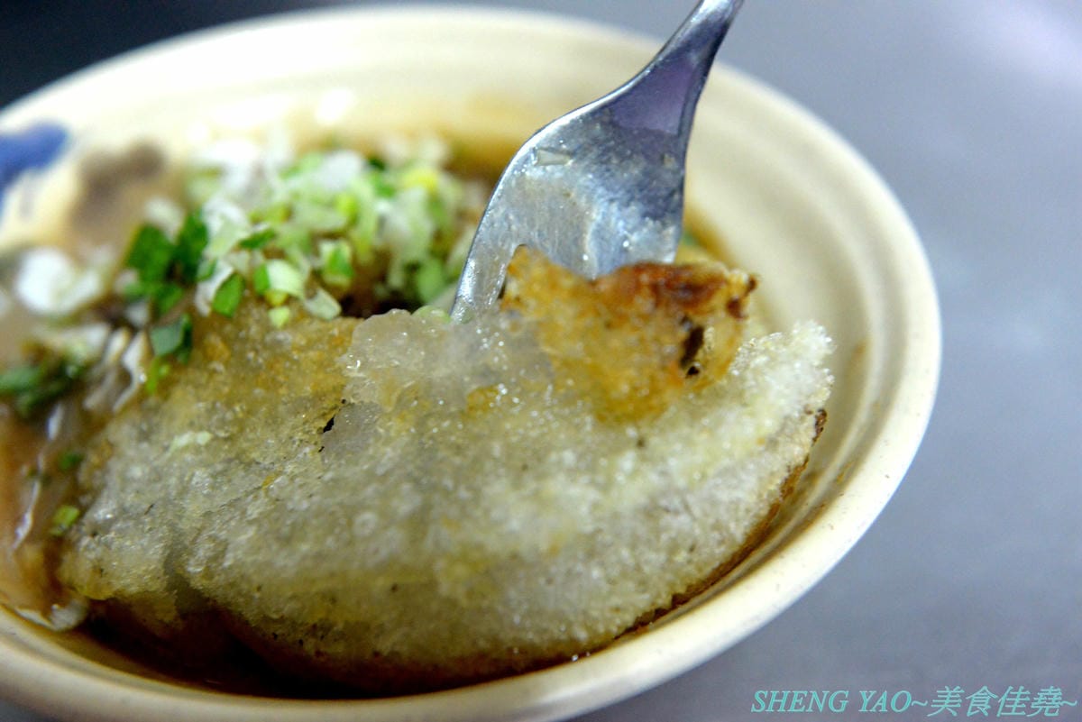 [台中清水]麟記脆皮肉圓 新店面 – 深受清水在地人喜愛,台中海線超少見的脆皮炸肉圓,外皮口感外酥內Q,內餡有料,醬料也很有特色。