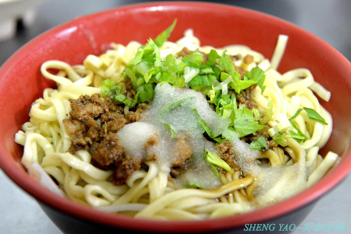 [台中清水]麟記脆皮肉圓 新店面 – 深受清水在地人喜愛,台中海線超少見的脆皮炸肉圓,外皮口感外酥內Q,內餡有料,醬料也很有特色。