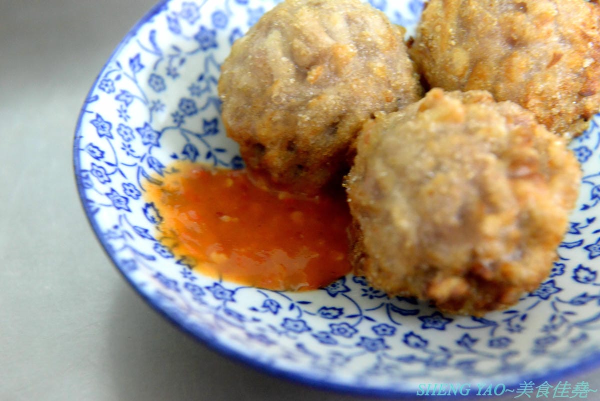 [台中清水]麟記脆皮肉圓 新店面 – 深受清水在地人喜愛,台中海線超少見的脆皮炸肉圓,外皮口感外酥內Q,內餡有料,醬料也很有特色。