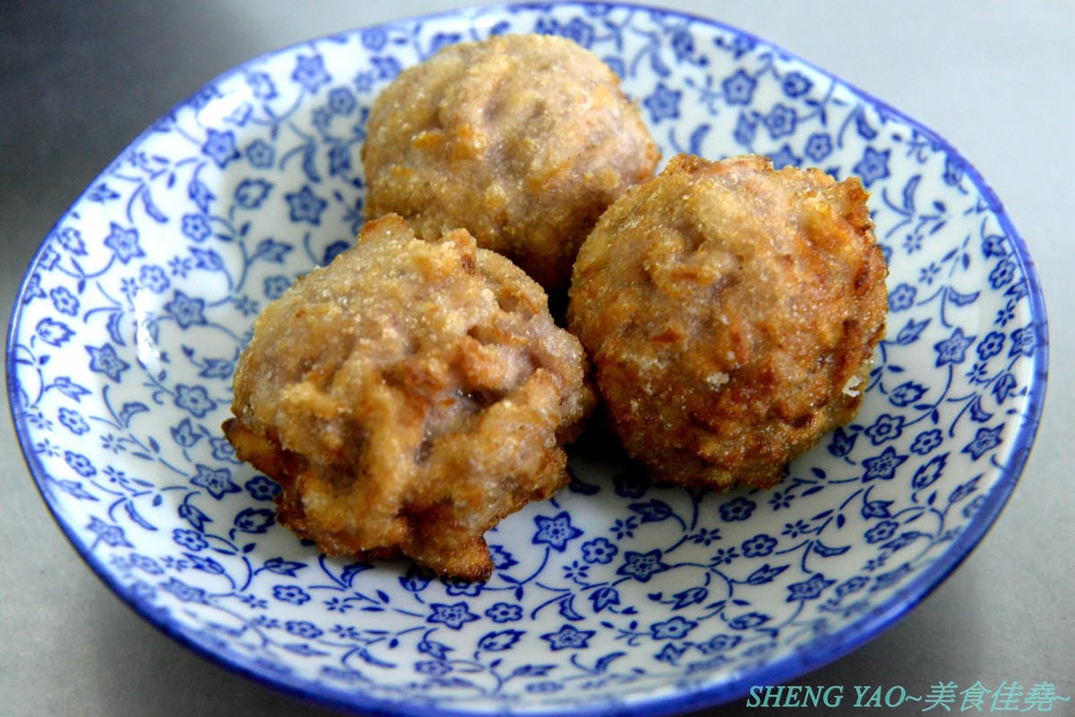 [台中清水]麟記脆皮肉圓 新店面 – 深受清水在地人喜愛,台中海線超少見的脆皮炸肉圓,外皮口感外酥內Q,內餡有料,醬料也很有特色。