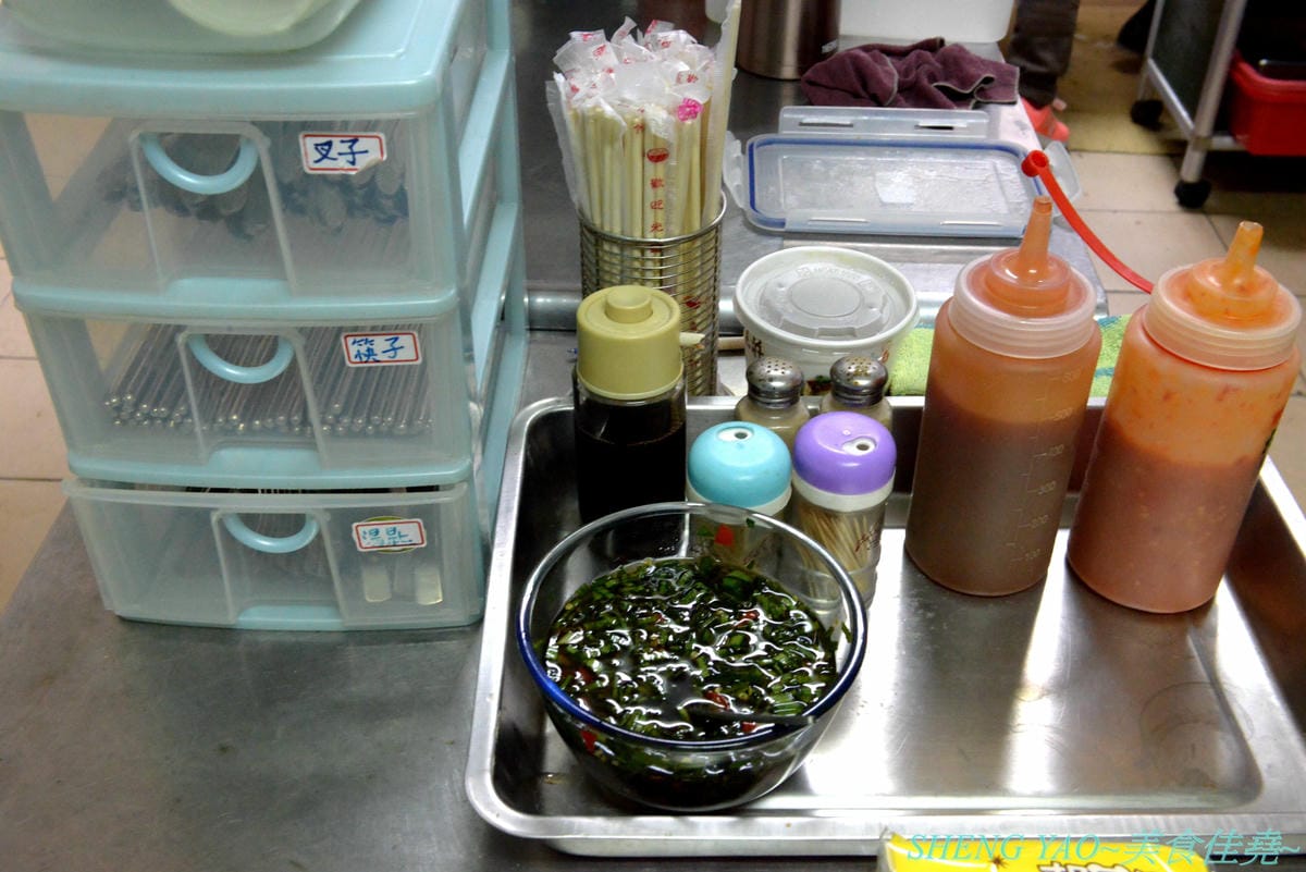 [台中清水]麟記脆皮肉圓 新店面 – 深受清水在地人喜愛,台中海線超少見的脆皮炸肉圓,外皮口感外酥內Q,內餡有料,醬料也很有特色。