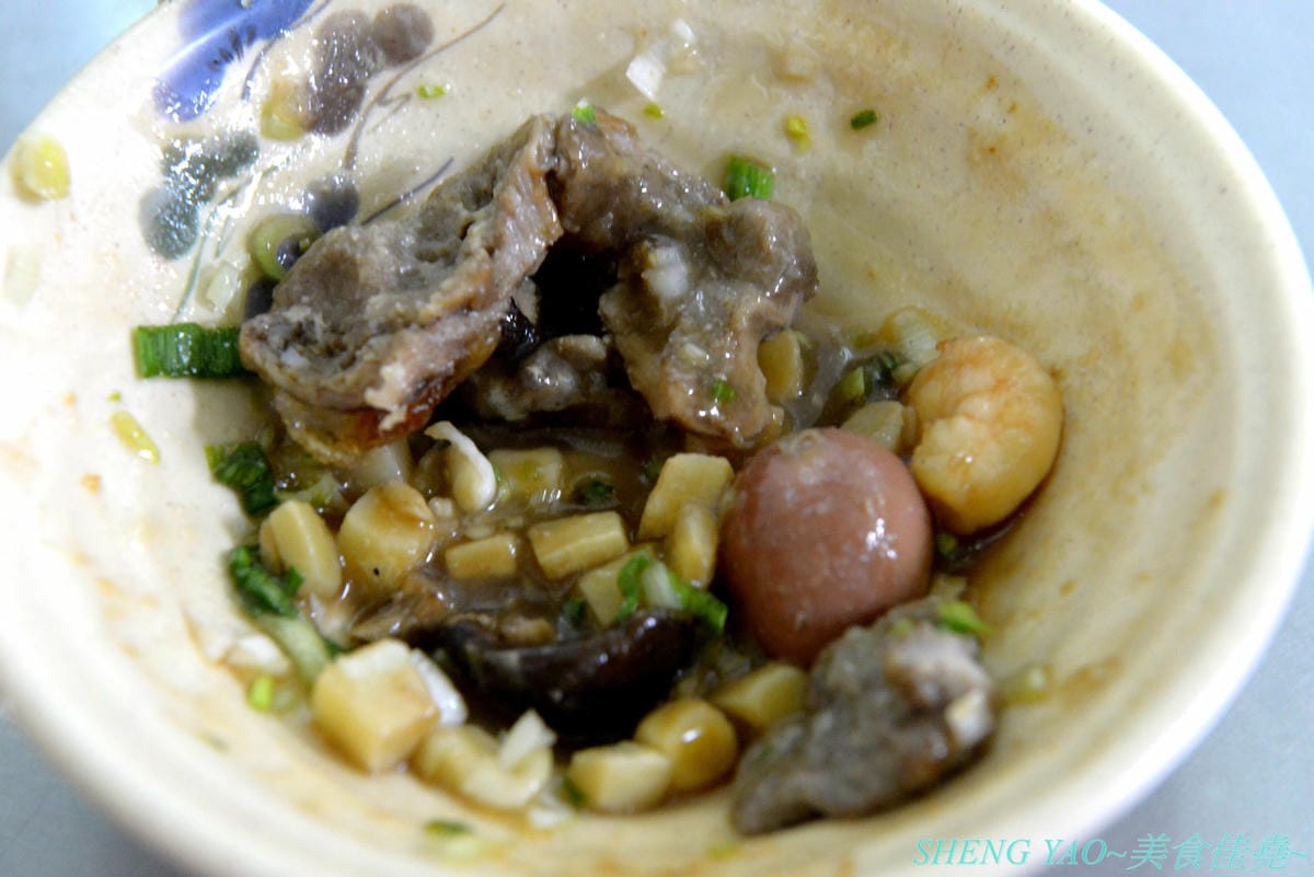 [台中清水]麟記脆皮肉圓 新店面 – 深受清水在地人喜愛,台中海線超少見的脆皮炸肉圓,外皮口感外酥內Q,內餡有料,醬料也很有特色。