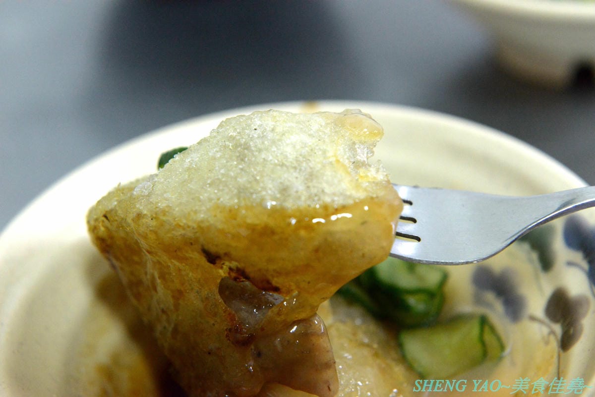 [台中清水]麟記脆皮肉圓 新店面 – 深受清水在地人喜愛,台中海線超少見的脆皮炸肉圓,外皮口感外酥內Q,內餡有料,醬料也很有特色。