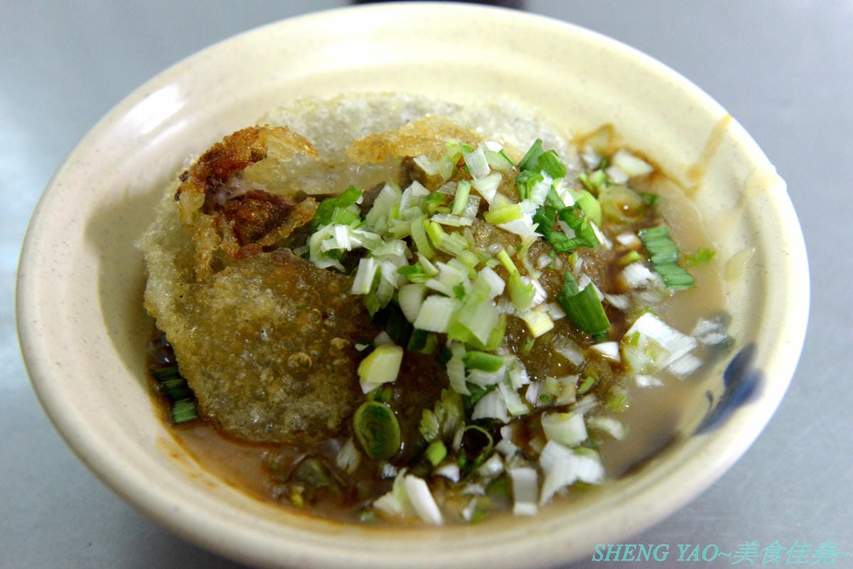[台中清水]麟記脆皮肉圓 新店面 – 深受清水在地人喜愛,台中海線超少見的脆皮炸肉圓,外皮口感外酥內Q,內餡有料,醬料也很有特色。