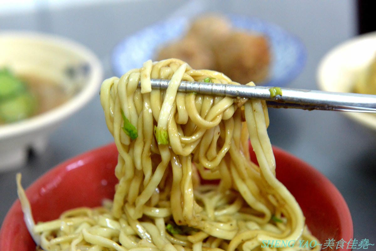 [台中清水]麟記脆皮肉圓 新店面 – 深受清水在地人喜愛,台中海線超少見的脆皮炸肉圓,外皮口感外酥內Q,內餡有料,醬料也很有特色。