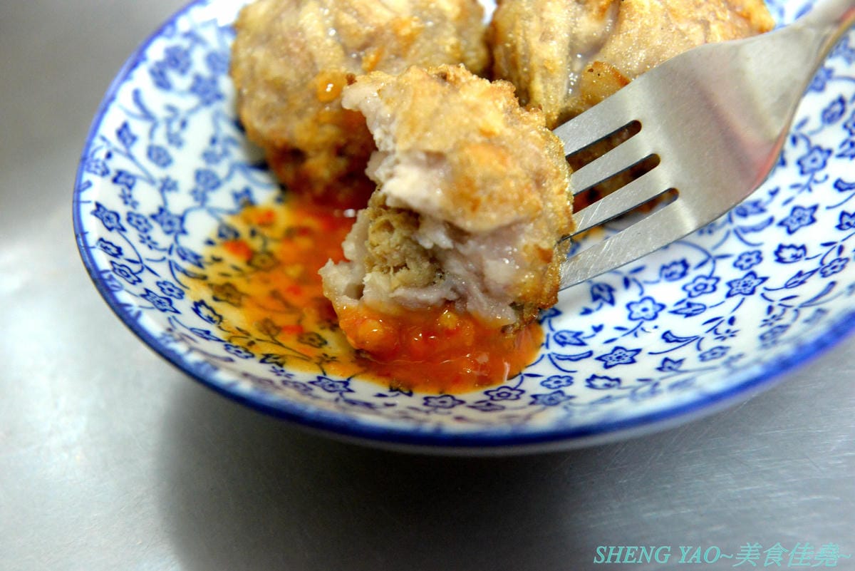 [台中清水]麟記脆皮肉圓 新店面 – 深受清水在地人喜愛,台中海線超少見的脆皮炸肉圓,外皮口感外酥內Q,內餡有料,醬料也很有特色。