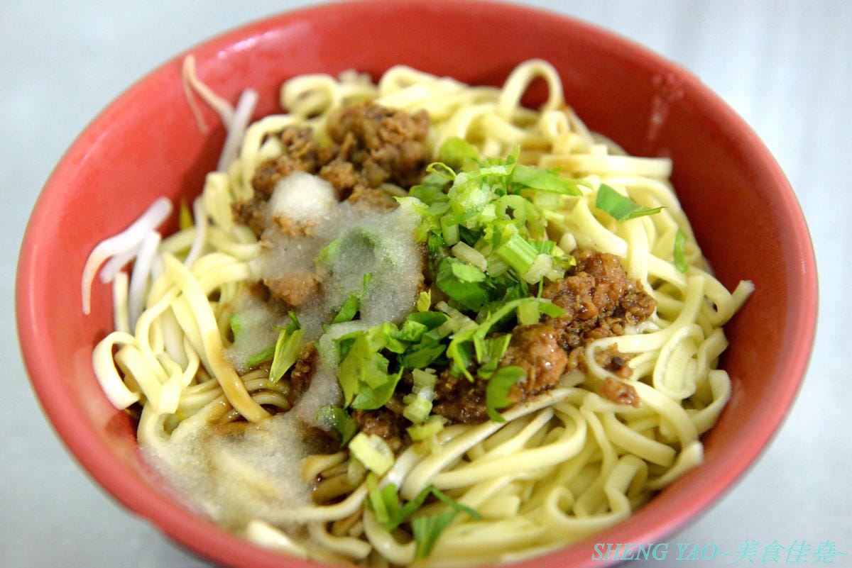 [台中清水]麟記脆皮肉圓 新店面 – 深受清水在地人喜愛,台中海線超少見的脆皮炸肉圓,外皮口感外酥內Q,內餡有料,醬料也很有特色。