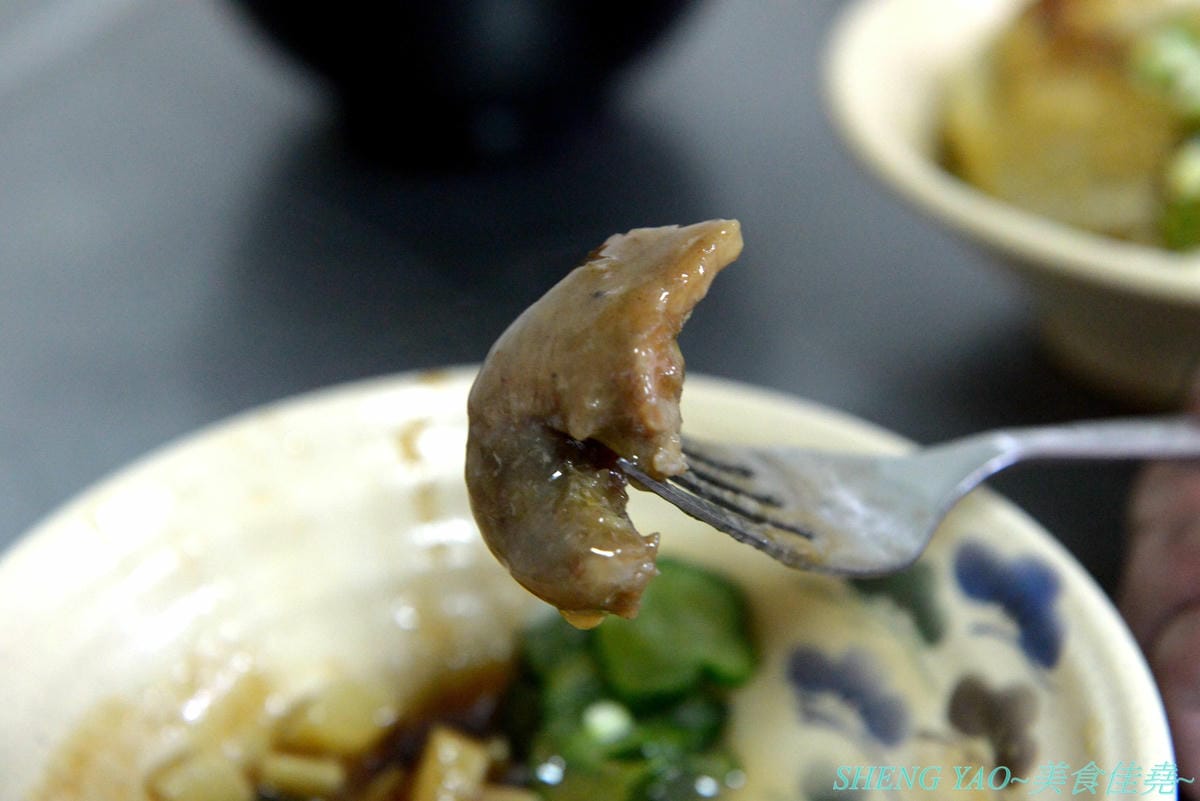 [台中清水]麟記脆皮肉圓 新店面 – 深受清水在地人喜愛,台中海線超少見的脆皮炸肉圓,外皮口感外酥內Q,內餡有料,醬料也很有特色。