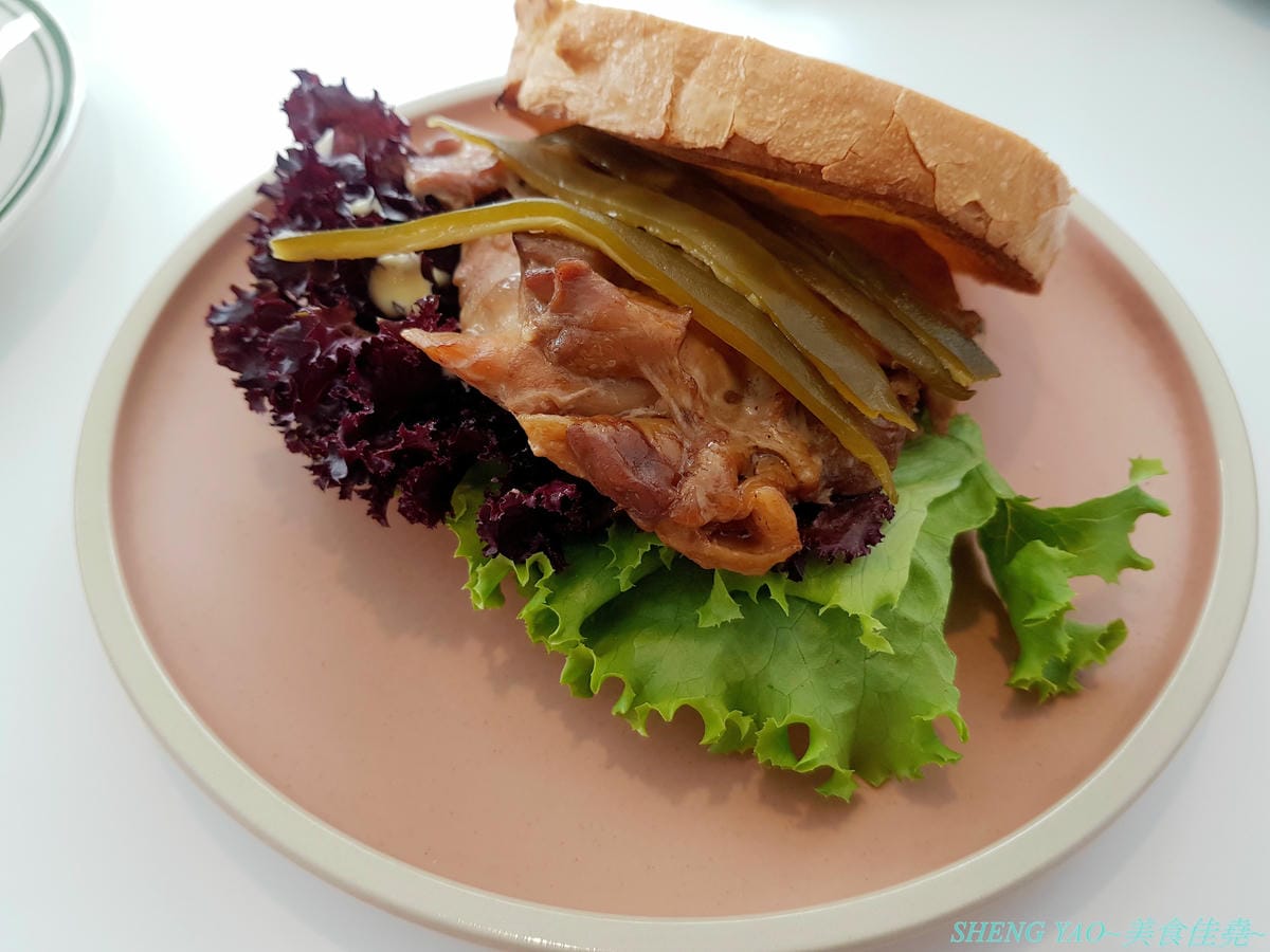 [台中北區]Chill Chill cafe&food – 台中超美韓風輕食咖啡,裝潢風格淡雅清新帶有藝術氣息,視覺系餐點好看好拍又好吃,平價消費,餐點幾乎都只要百元左右,IG打卡又一新地標。