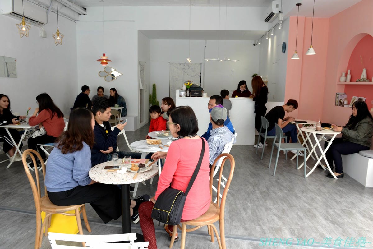 [台中北區]Chill Chill cafe&food – 台中超美韓風輕食咖啡,裝潢風格淡雅清新帶有藝術氣息,視覺系餐點好看好拍又好吃,平價消費,餐點幾乎都只要百元左右,IG打卡又一新地標。