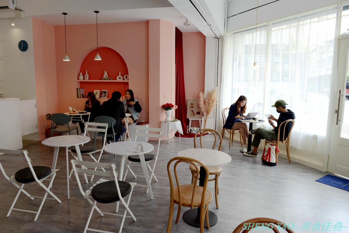 [台中北區]Chill Chill cafe&food – 台中超美韓風輕食咖啡,裝潢風格淡雅清新帶有藝術氣息,視覺系餐點好看好拍又好吃,平價消費,餐點幾乎都只要百元左右,IG打卡又一新地標。