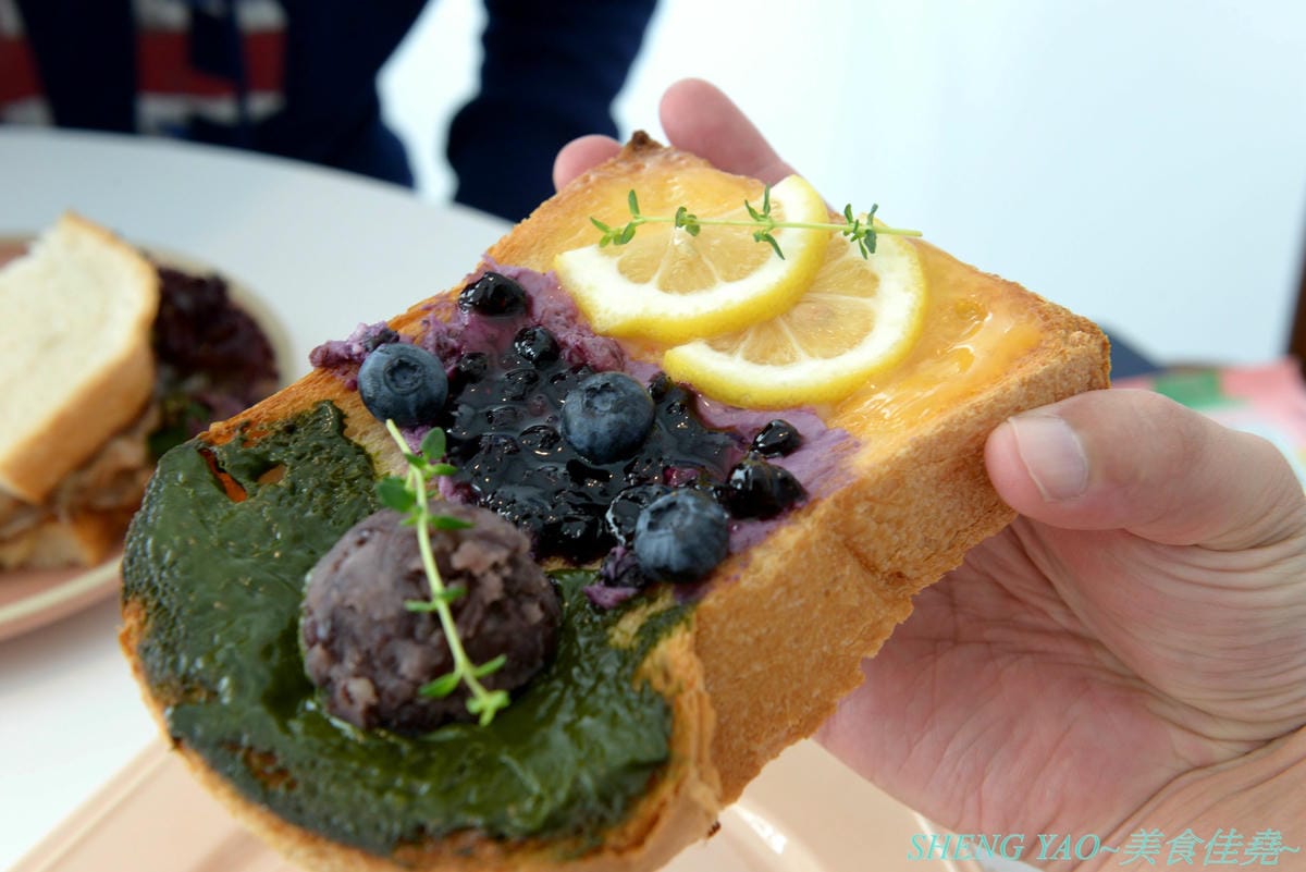 [台中北區]Chill Chill cafe&food – 台中超美韓風輕食咖啡,裝潢風格淡雅清新帶有藝術氣息,視覺系餐點好看好拍又好吃,平價消費,餐點幾乎都只要百元左右,IG打卡又一新地標。