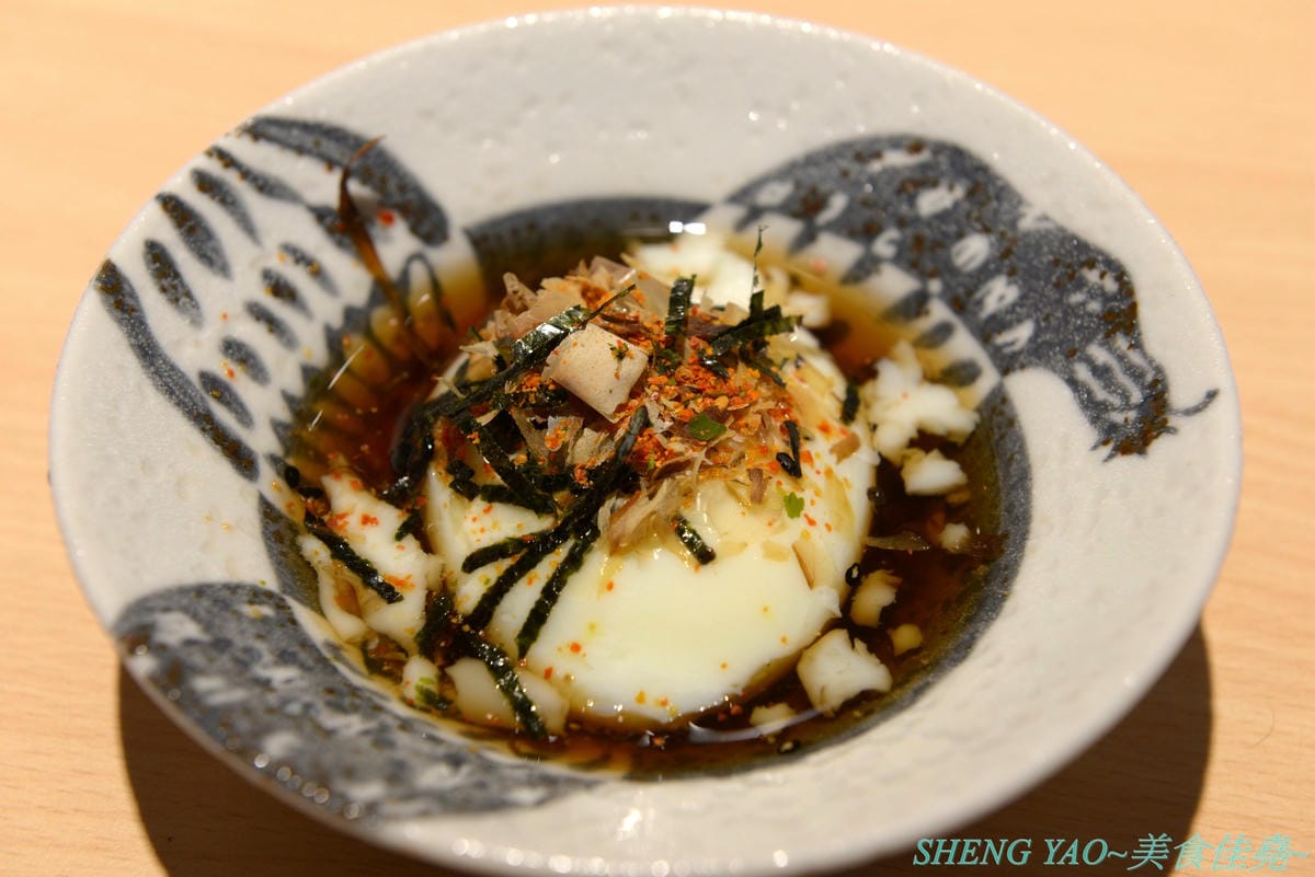 [台中西區]人人有丼吃 – “隱藏丼飯達人”轉型而成的百元平價丼飯專賣店,裝潢風格有趣好拍照,IG打卡地標,丼飯一律100元,基本肉量堆得小山丘一般高,店內還有小菜和湯品無限供應。(已歇業)