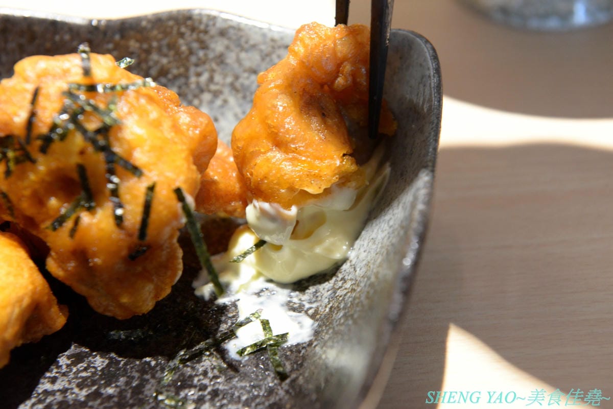 [台中西區]人人有丼吃 – “隱藏丼飯達人”轉型而成的百元平價丼飯專賣店,裝潢風格有趣好拍照,IG打卡地標,丼飯一律100元,基本肉量堆得小山丘一般高,店內還有小菜和湯品無限供應。(已歇業)