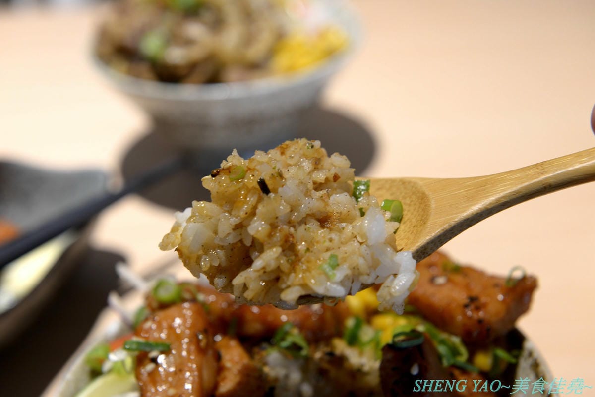 [台中西區]人人有丼吃 – “隱藏丼飯達人”轉型而成的百元平價丼飯專賣店,裝潢風格有趣好拍照,IG打卡地標,丼飯一律100元,基本肉量堆得小山丘一般高,店內還有小菜和湯品無限供應。(已歇業)
