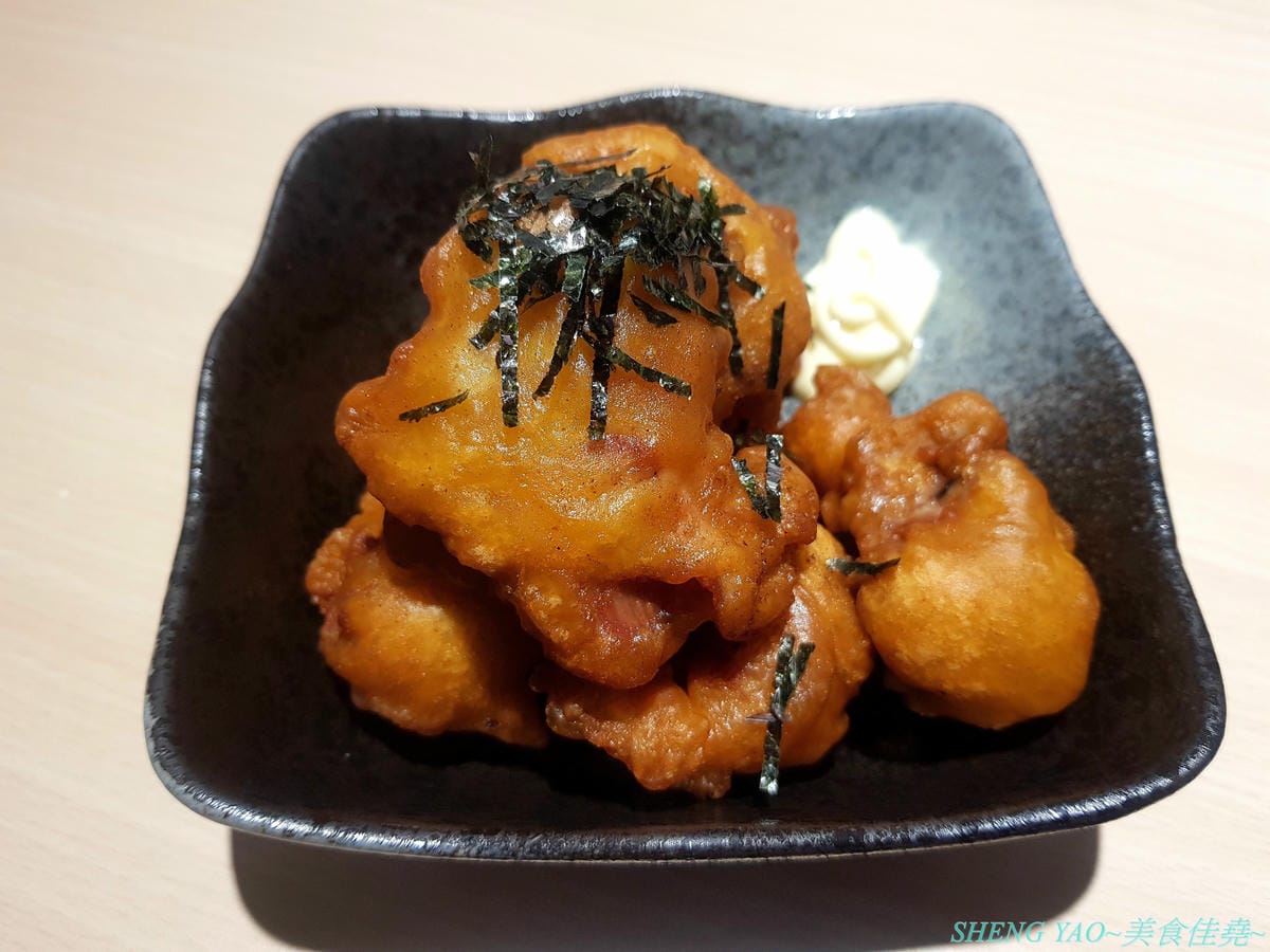 [台中西區]人人有丼吃 – “隱藏丼飯達人”轉型而成的百元平價丼飯專賣店,裝潢風格有趣好拍照,IG打卡地標,丼飯一律100元,基本肉量堆得小山丘一般高,店內還有小菜和湯品無限供應。(已歇業)