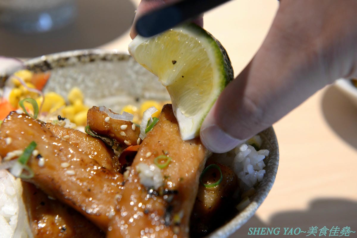 [台中西區]人人有丼吃 – “隱藏丼飯達人”轉型而成的百元平價丼飯專賣店,裝潢風格有趣好拍照,IG打卡地標,丼飯一律100元,基本肉量堆得小山丘一般高,店內還有小菜和湯品無限供應。(已歇業)