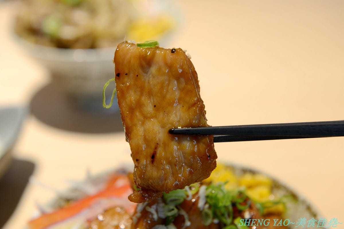 [台中西區]人人有丼吃 – “隱藏丼飯達人”轉型而成的百元平價丼飯專賣店,裝潢風格有趣好拍照,IG打卡地標,丼飯一律100元,基本肉量堆得小山丘一般高,店內還有小菜和湯品無限供應。(已歇業)