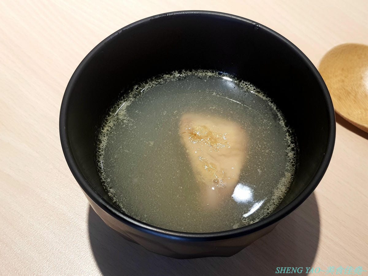[台中西區]人人有丼吃 – “隱藏丼飯達人”轉型而成的百元平價丼飯專賣店,裝潢風格有趣好拍照,IG打卡地標,丼飯一律100元,基本肉量堆得小山丘一般高,店內還有小菜和湯品無限供應。(已歇業)