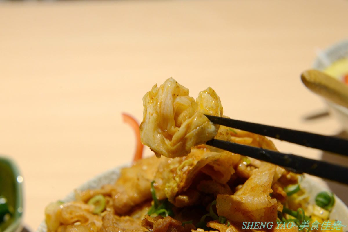 [台中西區]人人有丼吃 – “隱藏丼飯達人”轉型而成的百元平價丼飯專賣店,裝潢風格有趣好拍照,IG打卡地標,丼飯一律100元,基本肉量堆得小山丘一般高,店內還有小菜和湯品無限供應。(已歇業)