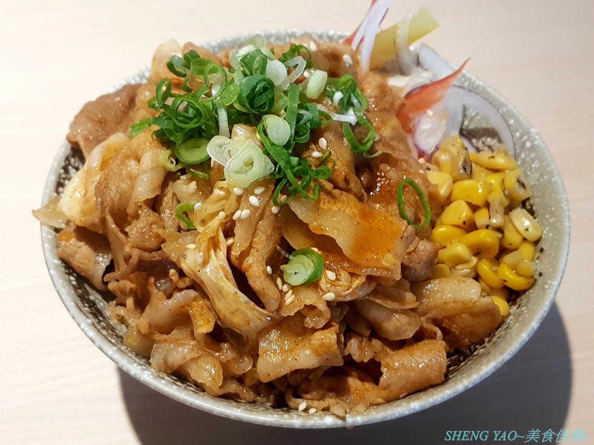 [台中西區]人人有丼吃 – “隱藏丼飯達人”轉型而成的百元平價丼飯專賣店,裝潢風格有趣好拍照,IG打卡地標,丼飯一律100元,基本肉量堆得小山丘一般高,店內還有小菜和湯品無限供應。(已歇業)
