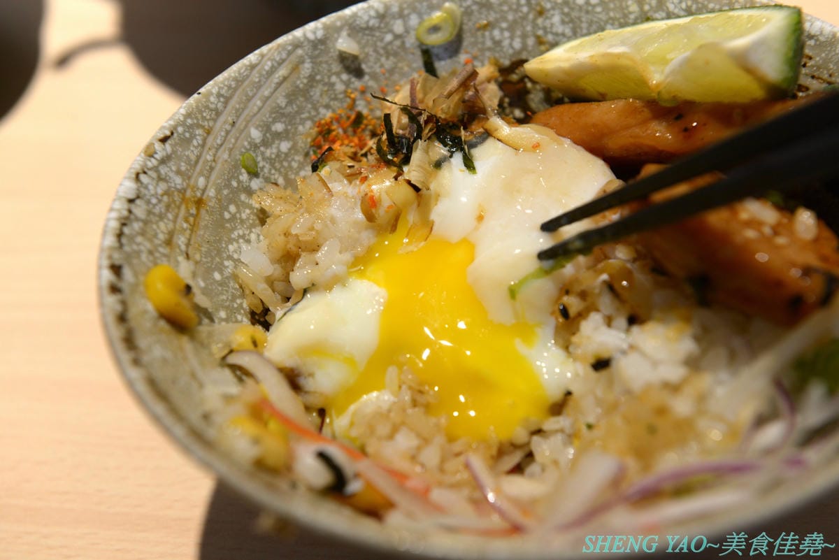[台中西區]人人有丼吃 – “隱藏丼飯達人”轉型而成的百元平價丼飯專賣店,裝潢風格有趣好拍照,IG打卡地標,丼飯一律100元,基本肉量堆得小山丘一般高,店內還有小菜和湯品無限供應。(已歇業)