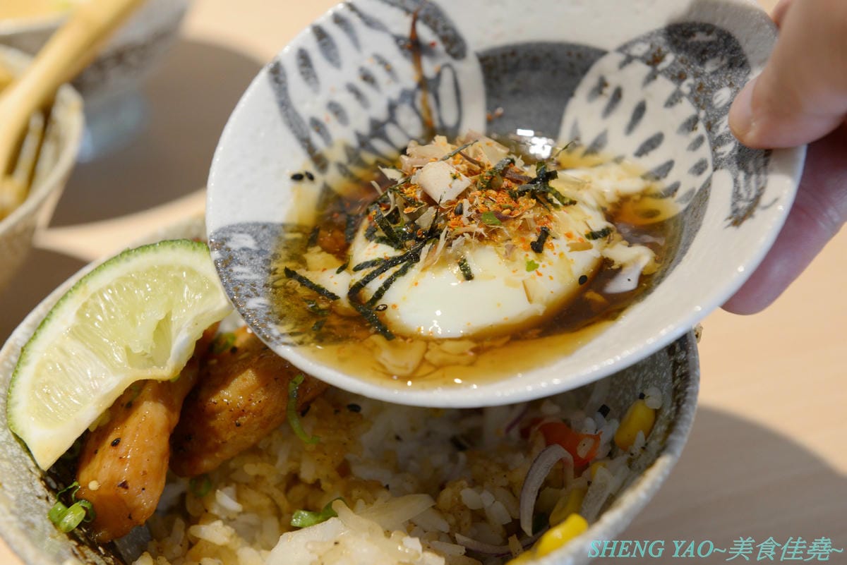 [台中西區]人人有丼吃 – “隱藏丼飯達人”轉型而成的百元平價丼飯專賣店,裝潢風格有趣好拍照,IG打卡地標,丼飯一律100元,基本肉量堆得小山丘一般高,店內還有小菜和湯品無限供應。(已歇業)