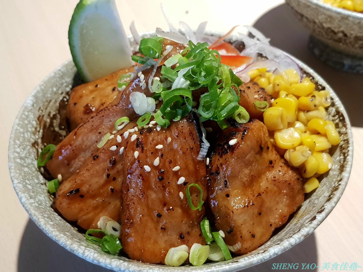 [台中西區]人人有丼吃 – “隱藏丼飯達人”轉型而成的百元平價丼飯專賣店,裝潢風格有趣好拍照,IG打卡地標,丼飯一律100元,基本肉量堆得小山丘一般高,店內還有小菜和湯品無限供應。(已歇業)